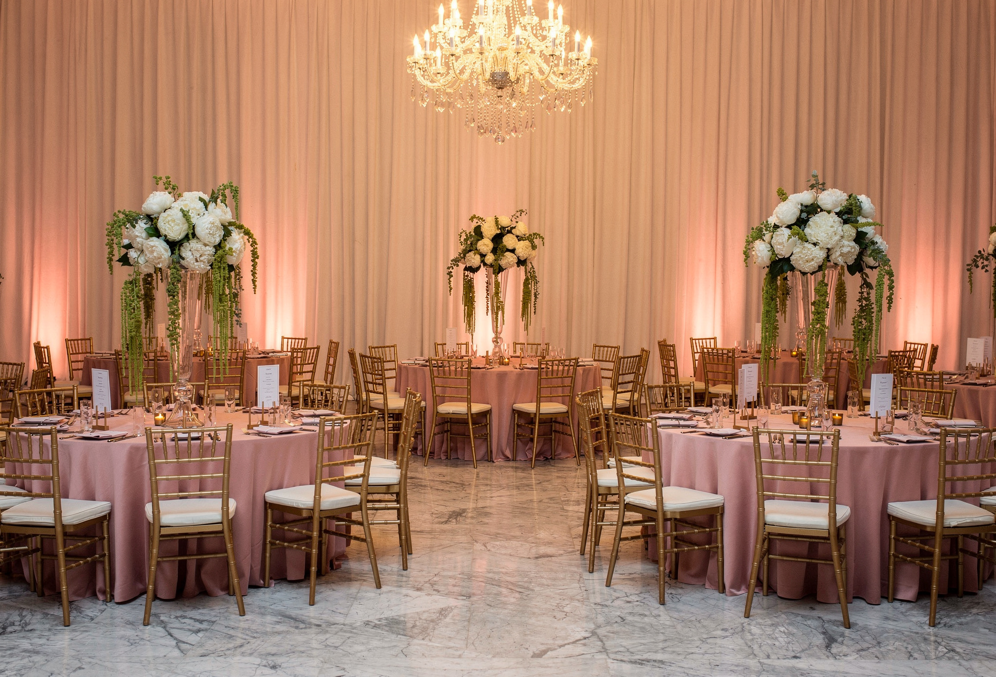 Çiçek ve mum ışığında süslenmiş düğün resepsiyon salonu