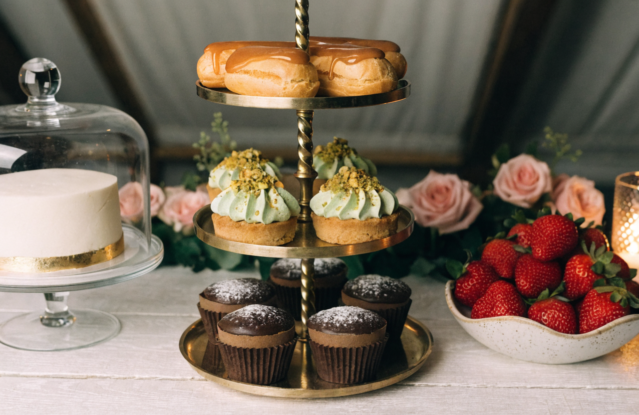 Pirinc standda sergilenen el yapimi mini tatlilar ve taze meyveler